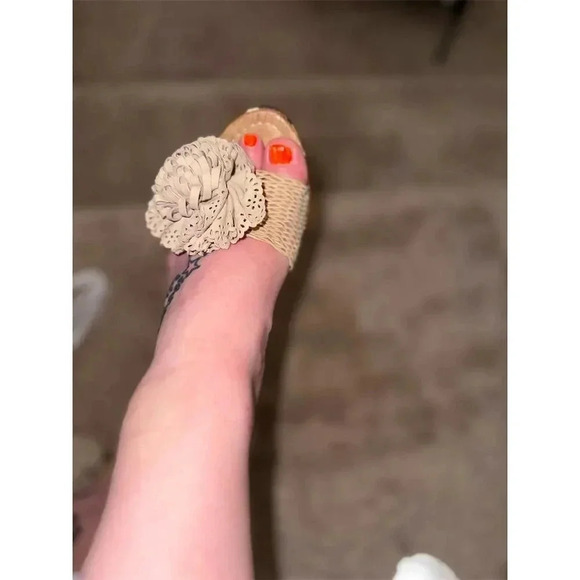 Bamboo Women's Beige Wedge Sandals Size 7 Floral Detail Summer Casual - Picture 9 of 9